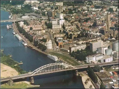 Cette ville des Pays-Bas, sur le Rhin inférieur, à moins de 20 km de l'Allemagne, c'est :