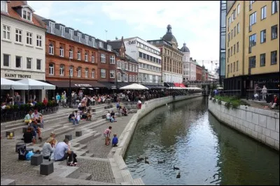 Située sur la côte Est du Jutland, deuxième ville du Danemark avec plus de 300 000 habitants, c'est :
