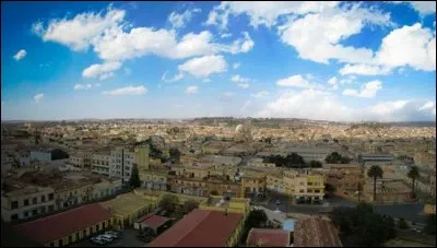 Située sur un haut plateau à plus de 2000 mètres d'altitude et capitale de l'Erythrée, c'est :