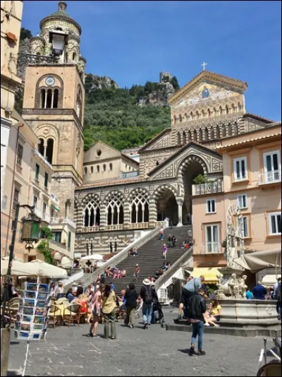 Cette petite ville italienne, sur le golfe de Salerne en Campanie, située au pied de parois rocheuses, possède un riche passé d'histoire maritime. C'est :
