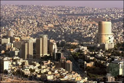 C'est l'ancienne Philadelphia romaine, aujourd'hui peuplée de 3 millions d'habitants et capitale de la Jordanie. C'est :