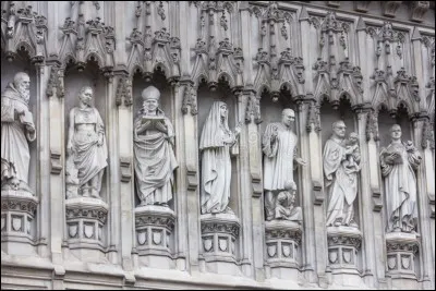 Où peut-on trouver les incroyables sculptures en relief de l'abbaye de Westminster ?
