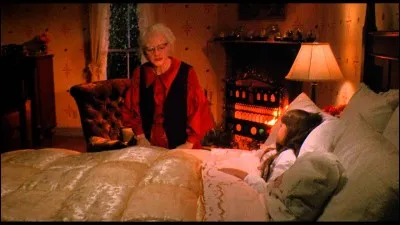 Qui est la vieille dame du début qui raconte l'histoire à la petite fille ?