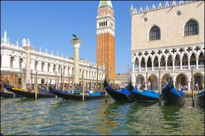 Cette ville d'Italie très populaire fut construite près d'un lagon il y a plus de 600 ans.