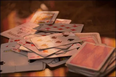 Comment appelle-t-on une carte à jouer en argot ?