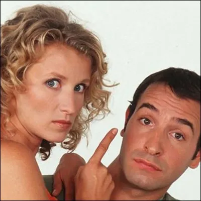 Que fait Alexandra au travail au lieu de travailler ?