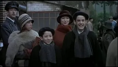 Qui, Jean et Ferdinand attendent-ils à la gare ?