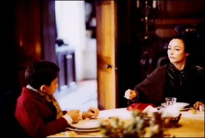 Avec quel objet la mère pique-t-elle la main de Jean à table ?