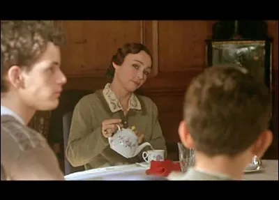 Que fait Jean pour provoquer sa mère à table ?