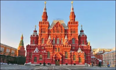 Je pense que tout le monde connaît la capitale du plus vaste pays du monde. Laquelle est-ce ?