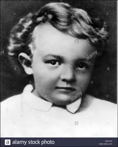 A fait carrière sous un pseudonyme.