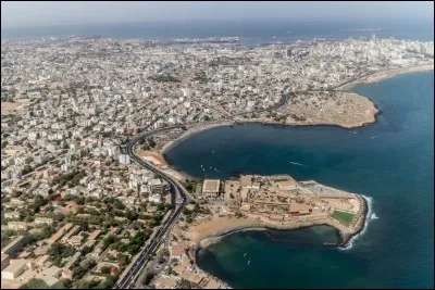 Située à l'extrémité occidentale de l'Afrique, sur l'étroite presqu'île du Cap-Vert, capitale du Sénégal, c'est :
