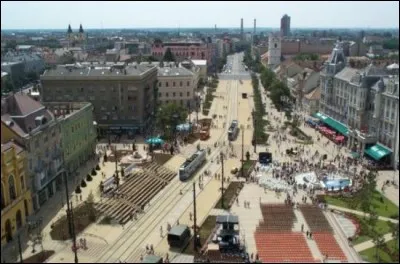 Située dans la grande plaine de Hongrie, plus importante ville du pays après Budapest, c'est :