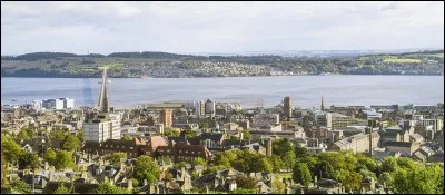 Cette importante ville écossaise de 150 000 habitants, proche de la mer du Nord, c'est :