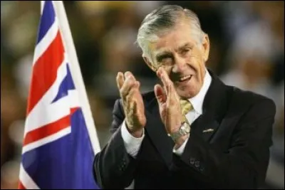 Ken Rosewall a 83 ans ; sa carrière sportive a duré près de 30 ans. Dans quel sport a-t-il brillé ?