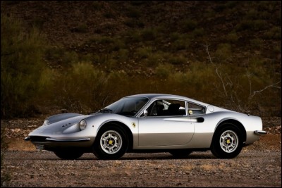 Quel animal majestueux et attachant, symbole de puissance et de dévouement, Ferrari a-t-elle choisi pour la représenter ?