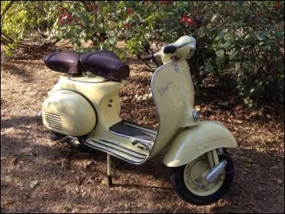 Vous avez reconnu la célèbre Vespa sur l'image. Que signifie ce mot en italien ?