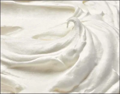 Quel ingrédient n'entre pas dans la composition de la crème chantilly ?