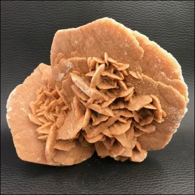 Quel minéral est à l'origine de la formation des roses des sables ?