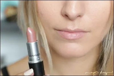 Avec qui a-t-elle sorti un rouge à lèvres ?