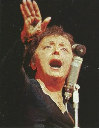 Sous quel nom est plus connue "Édith Giovanna Gassion" ?