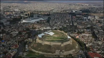 Cette grande ville turque de près de 2 millions d'habitants, dans le sud-est du pays, à une cinquantaine de kilomètres de l'Euphrate et de la frontière syrienne, c'est :