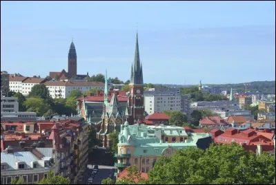 Cette ville suédoise, la deuxième du pays après Stockholm, grand port sur le Kattegat libre de glaces toutes l'année, c'est :