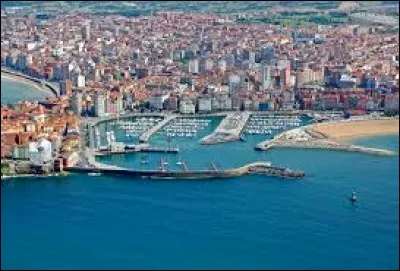 Cette ville espagnole dans les Asturies, port sur le golfe de Gascogne, c'est :