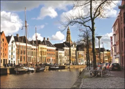 Cette ville des Pays-Bas, peuplée de 200 000 habitants, la plus importante du nord du pays, c'est :