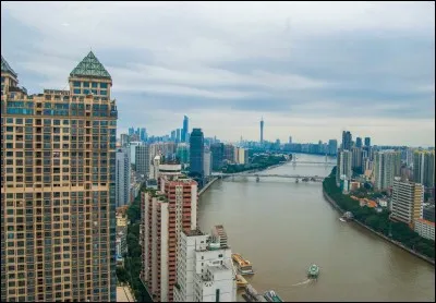 Cette grande ville chinoise de plus de 10 millions d'habitants est l'ancienne Canton, sur la rivière des Perles. C'est :