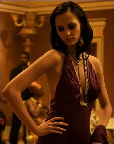 Dans "Casino Royale", qui est Vesper Lynd ?