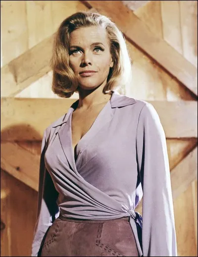 Honor Blackman est Pussy Galore, qui au début se trouve dans le camp des ennemis de Bond. Dans quel film ?