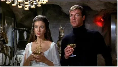 Dans "Vivre et laisser mourir", quelle actrice incarne le personnage de Simone Latrelle alias Solitaire ?