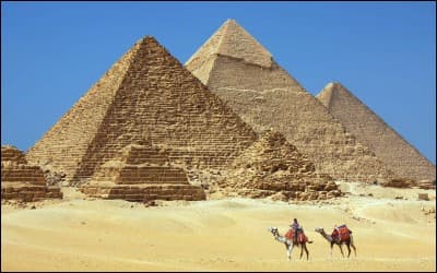 Quelle civilisation antique a construit des pyramides pour abriter les corps de ses pharaons morts ?