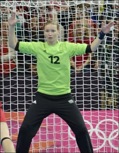 Dans quel club a d&eacute;but&eacute; Amandine Leynaud ?