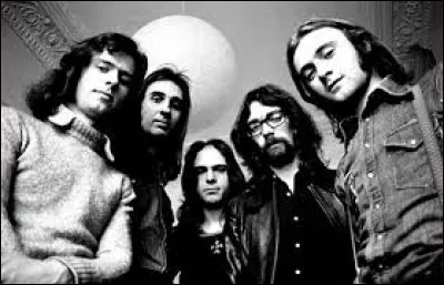 Qui chantait ''Jesus He Knows Me'' au sein du groupe Genesis ?
