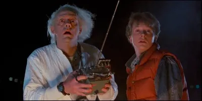 Marty McFly souhaite échapper à sa famille. Grâce à la DeLorean, l'invention unique au monde du docteur Emmett Brown, il pourra voyager dans le temps.
C'est...