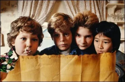 Astoria, été 1985. Alors que les terribles Fratelli s'évadent de prison, des gamins trouvent dans un grenier une carte au trésor menant à un pirate.
C'est...