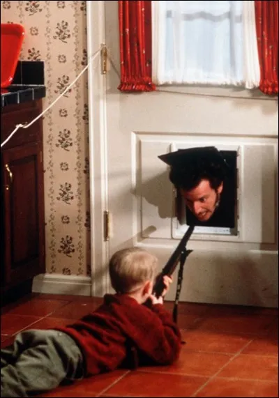 Les McCallister passent Noël à Paris. Seulement ils s'aperçoivent dans l'avion qu'il leur manque Kevin. Il reprend vite les choses en main.
C'est...