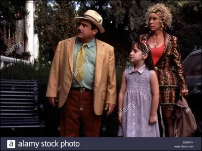 Jeune prodige, flanquée de parents abrutis et d'une directrice d'école terroriste, qui s'épanouira grâce à son institutrice.
C'est...