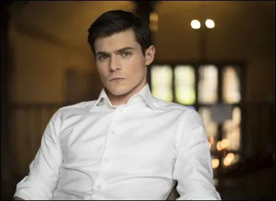 Qui est ce jeune héritier aussi beau que manipulateur ?