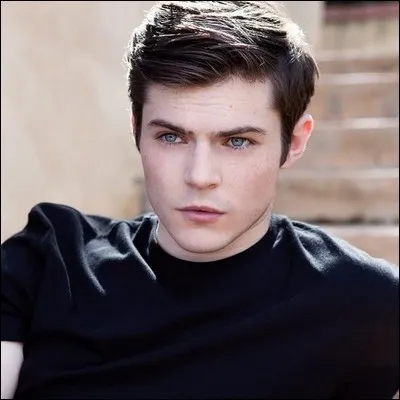 Qui est l'acteur ayant joué dans "Vampire Academy" qui interprète ce personnage ?