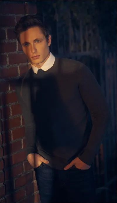 Qui est l'acteur aussi britannique que le personnage qu'il interprète ?