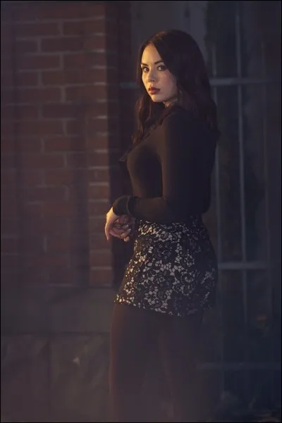 Par qui est-elle interprétée, tout comme Alison, dans les deux séries ?