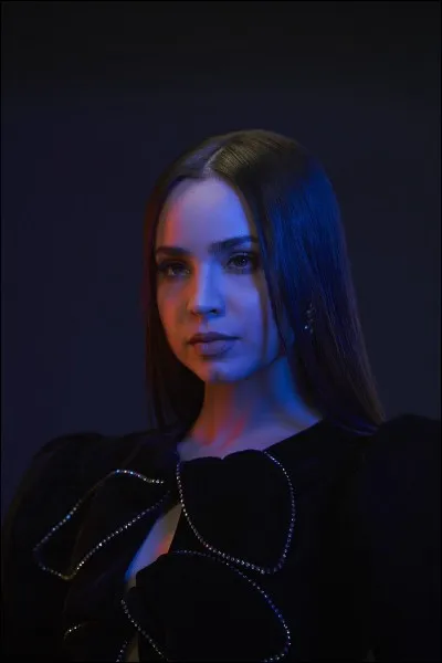 Qui est cette élégante jeune femme dans "The Perfectionists" ?