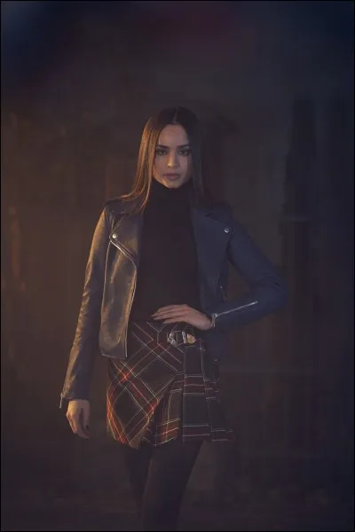 Elle est interprétée par l'actrice interprétant Evie dans "Descendants", qui a aussi joué dans "Famous in Love" (série réalisée par I. Marlene King). Comme s'appelle-t-elle ?