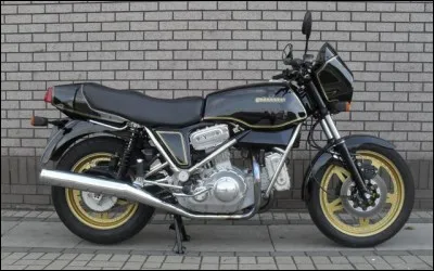 Cette moto est une Ducati 900 Pantah.