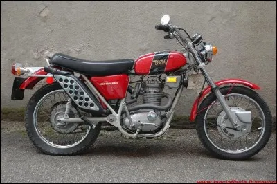 La Triumph Blazer 250 et la BSA B25 Gold Star de 1971 sont identiques.