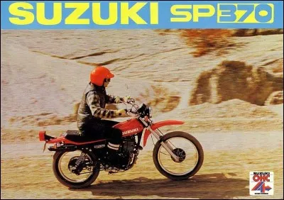 Peu connue et au succès mitigé La Suzuki SP 370 est pourtant apparue avant la Yamaha 500 XT.