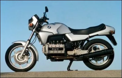 La BMW K100 est sortie en 1979.